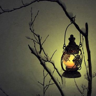 farol-sobre-ramas-nevadas